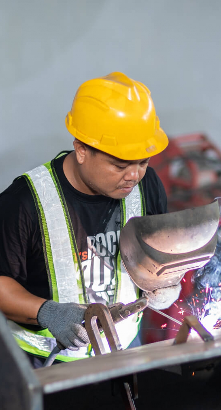 Aktivitas bengkel fabrikasi dan perakitan