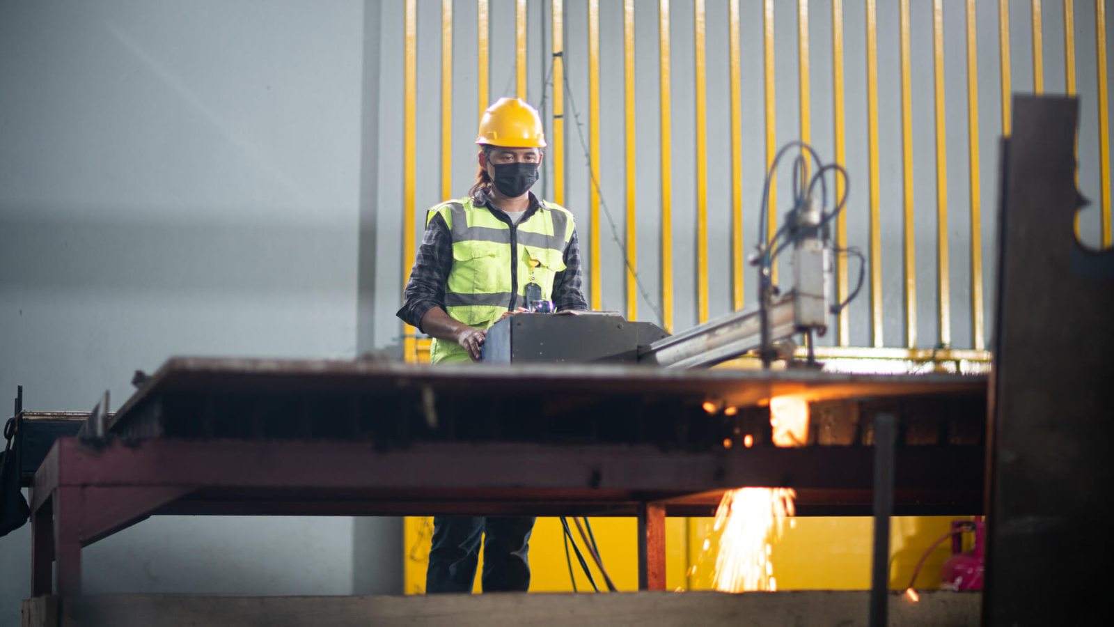 Pembuatan bucket excavator, fabrikasi bucket excavator, jasa pembentukan baja, fabrikasi baja, kontraktor baja manado, kontraktor engineering manado, karoseri manado, fabrikasi conveyor, Jasa fabrikasi conveyor, produsen mesin industri manado